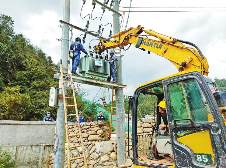 南方電網公司加強農村電網建設，以充足電力激發(fā)鄉(xiāng)村活力