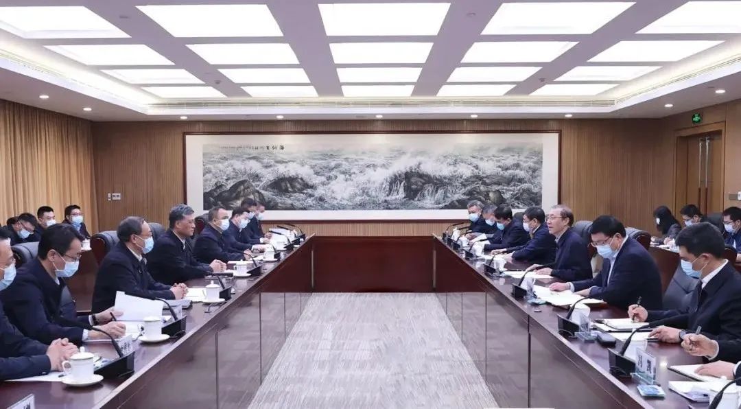 辛保安、張智剛與新疆維吾爾自治區(qū)、新疆生產(chǎn)建設(shè)兵團(tuán)領(lǐng)導(dǎo)會(huì)談