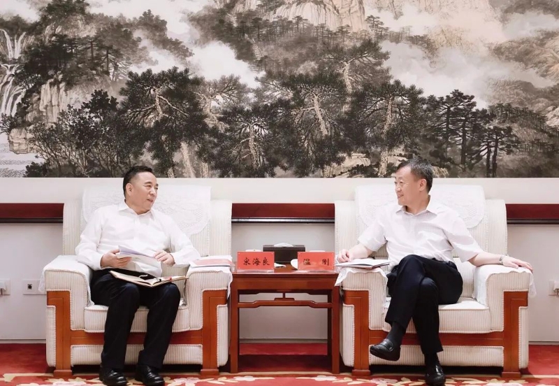 宋海良孫洪水與中國(guó)融通集團(tuán)董事長(zhǎng)溫剛、總經(jīng)理馬正武座談