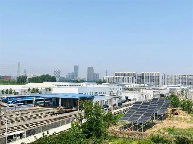 全國(guó)首個(gè)！英利集團(tuán)“光伏+鐵路”示范項(xiàng)目順利并網(wǎng)