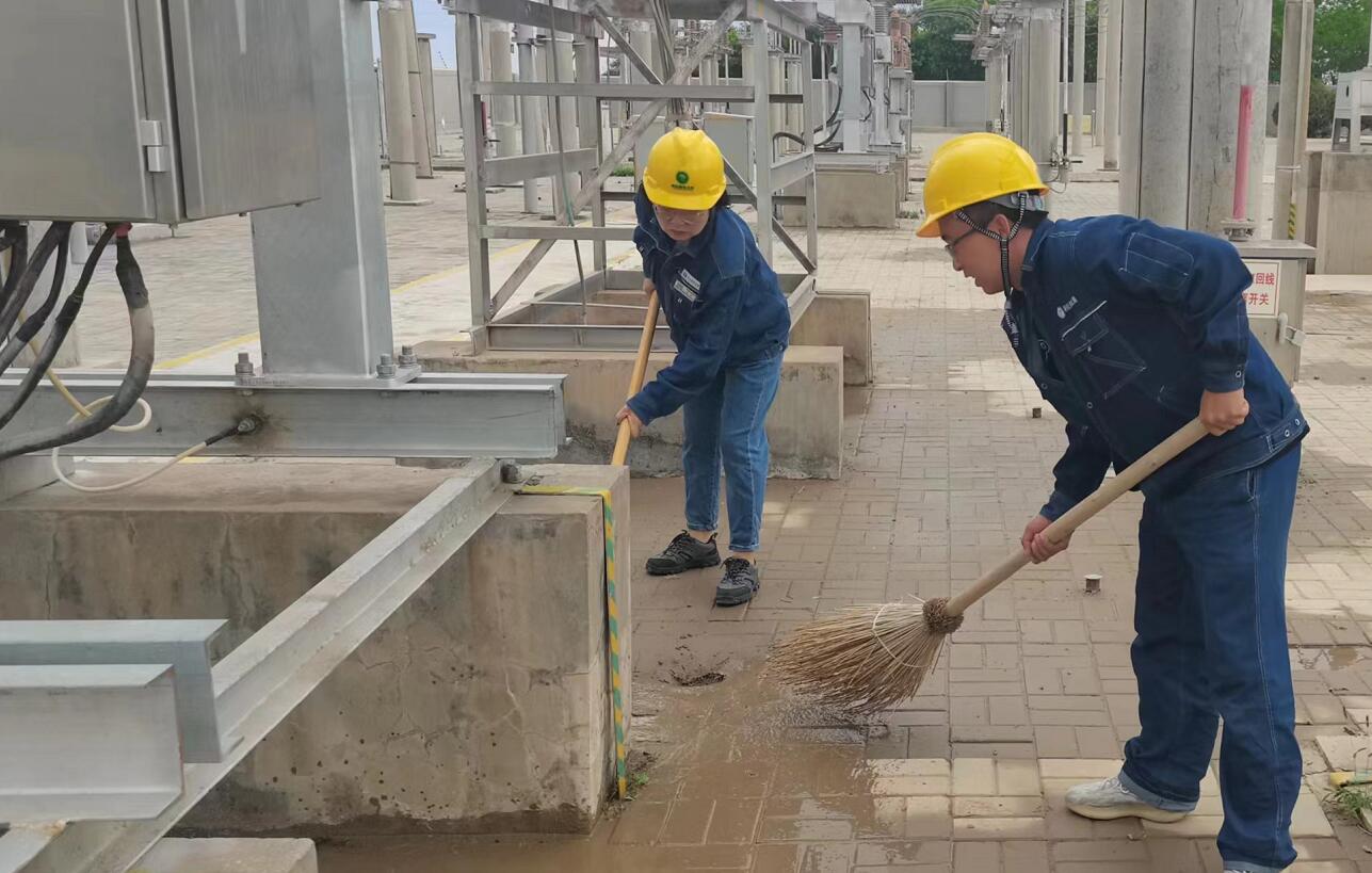 戈壁有雨，阿電人全力出擊保供電