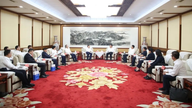 宋海良與內蒙古自治區(qū)黨委常委、呼和浩特市委書記包鋼座談