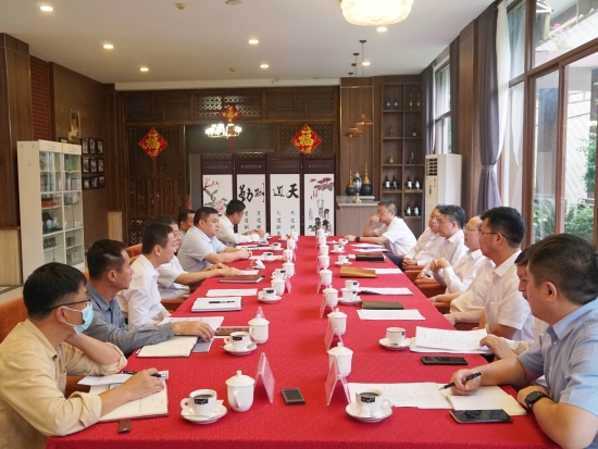 中國(guó)電建黨委常委、副總經(jīng)理徐鵬程與海南萬(wàn)寧市委書(shū)記蓋文啟、市長(zhǎng)王三防座談
