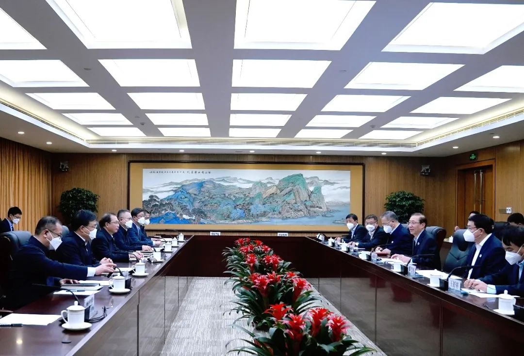 華電集團(tuán)董事長(zhǎng)江毅、總經(jīng)理葉向東與國(guó)家電網(wǎng)董事長(zhǎng)辛保安、總經(jīng)理張智剛舉行會(huì)談