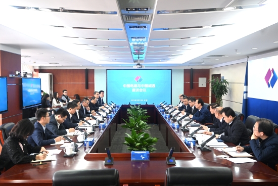 中國電建黨委書記、董事長丁焰章與中國誠通集團黨委書記、董事長朱碧新會談