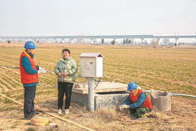 山東省梁山縣：黃河灘區(qū)上，井在地頭，電到井口