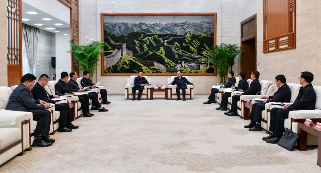 大唐集團(tuán)黨組書記、董事長鄒磊與青海省海南州委書記呂剛、州長尕瑪朋措會(huì)談