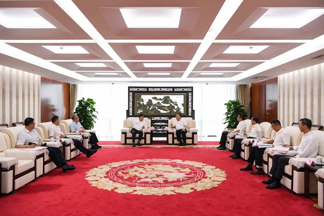 葉向東與甘肅省委常委、副省長(zhǎng)張錦剛舉行會(huì)談