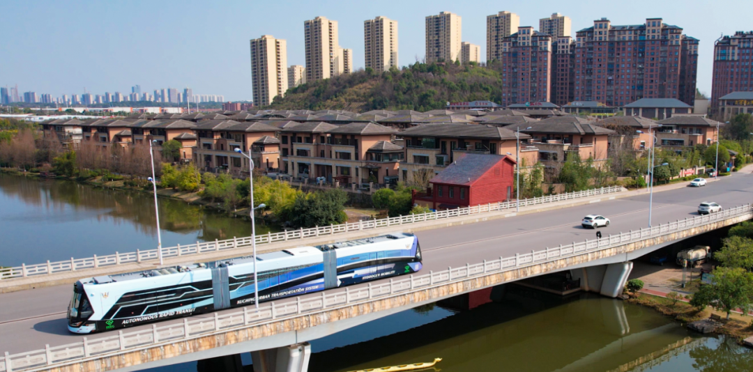 我國自主研制，全球首輛氫能源智軌電車“出?！?