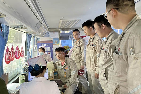 臨汾熱電公司組織“熱血與大愛同流，真情與奉獻同行”無償獻血活動
