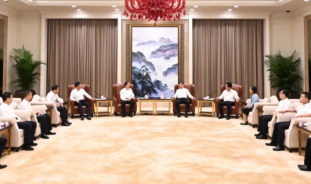國(guó)家電網(wǎng)公司董事長(zhǎng)、黨組書辛保安與福建省委書記周祖翼、省長(zhǎng)趙龍會(huì)談