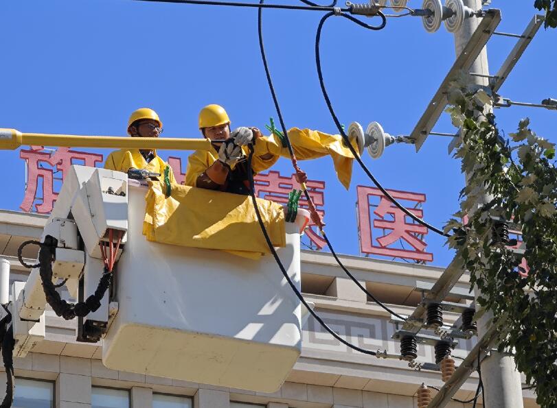 阿拉善供電公司迎夏峰帶電消缺，保醫(yī)電“汗”衛(wèi)民生