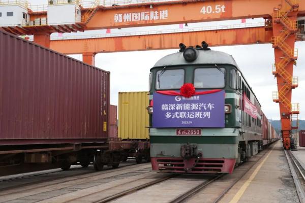 國產(chǎn)新能源汽車，坐火車“出?！?