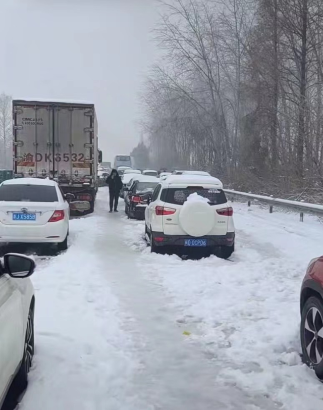 湖北凍雨暴雪導(dǎo)致高速公路堵塞，電動(dòng)汽車再現(xiàn)“趴窩”