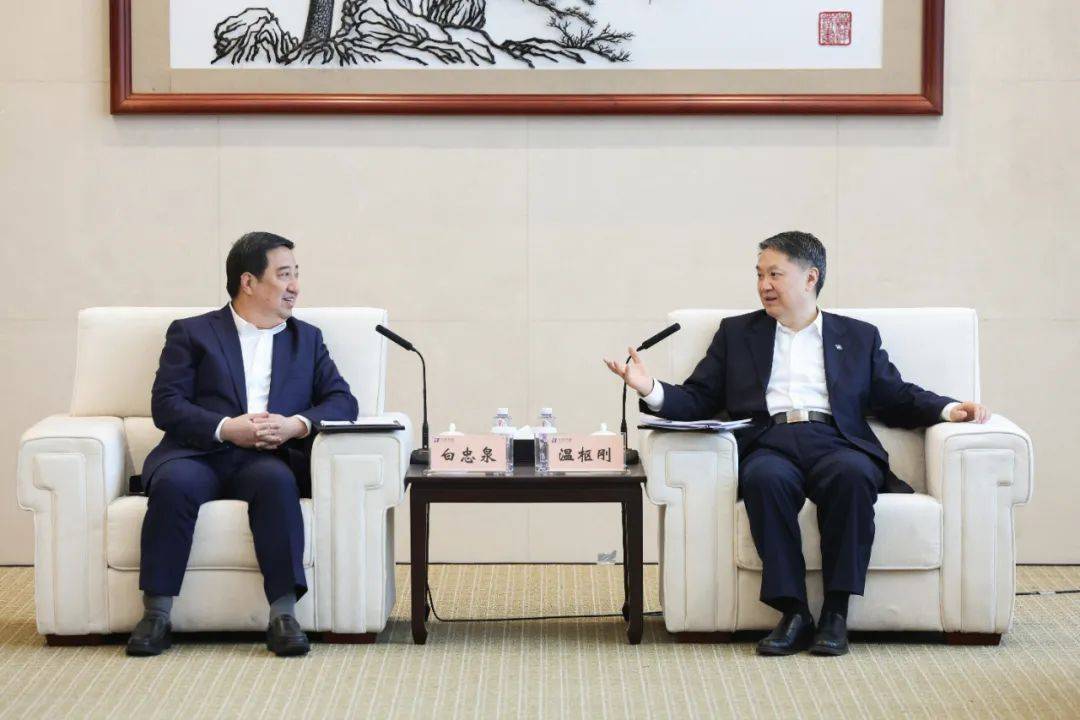 中國電氣裝備董事長白忠泉、總經(jīng)理周群拜訪中國華能董事長溫樞剛