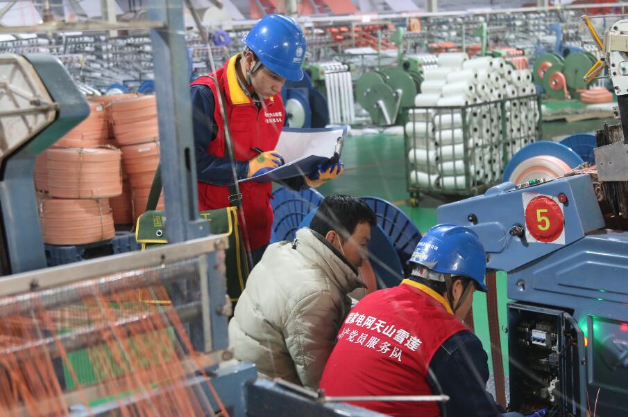 國網(wǎng)新和縣供電公司主動服務(wù)為企業(yè)復工送上“滿格電”