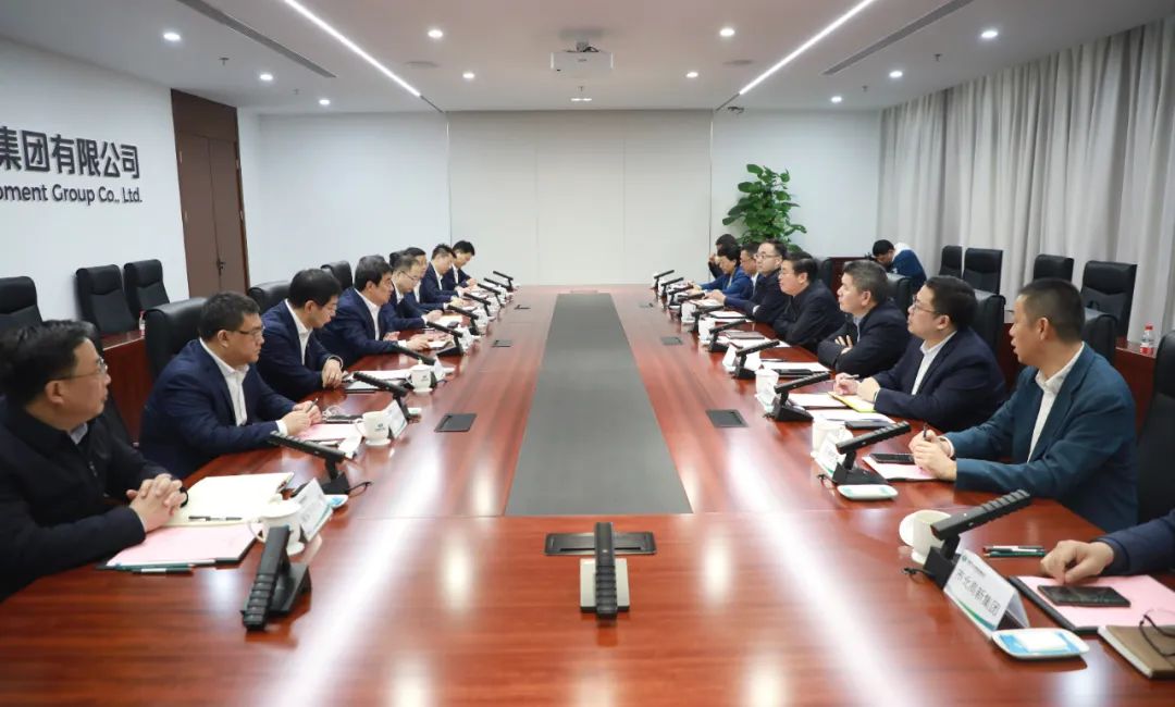 中國電氣裝備黨委書記、董事長白忠泉會見上海市靜安區(qū)委書記于勇