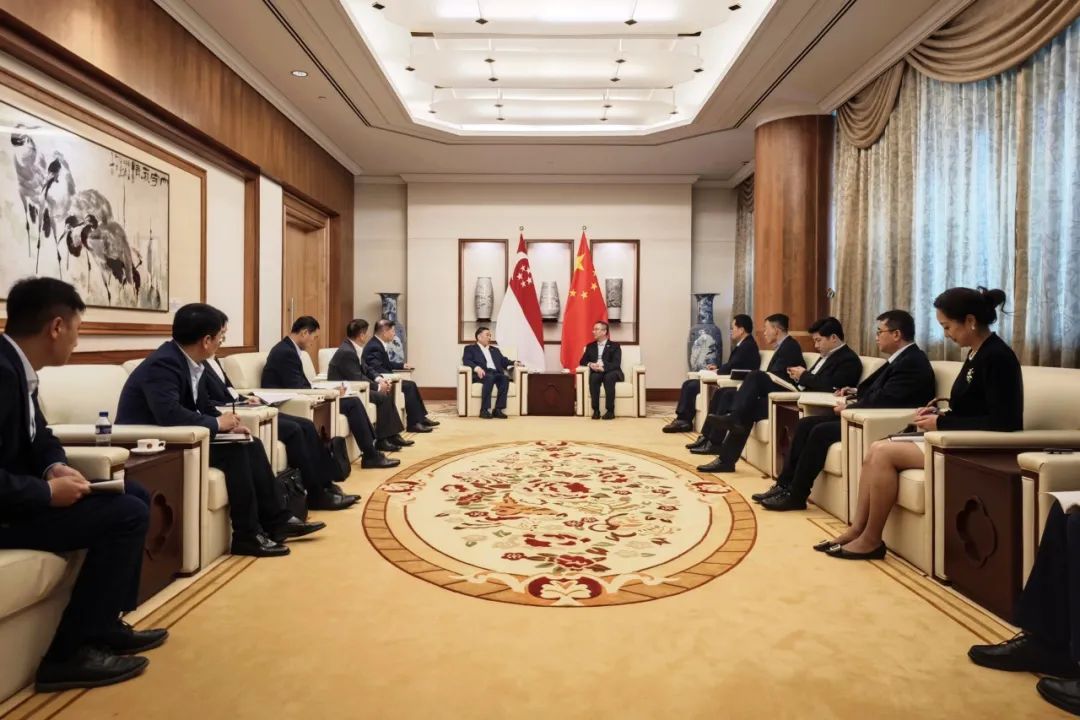 中國(guó)能建黨委書(shū)記、董事長(zhǎng)宋海良與中國(guó)駐新加坡大使館臨時(shí)代辦朱憬會(huì)談