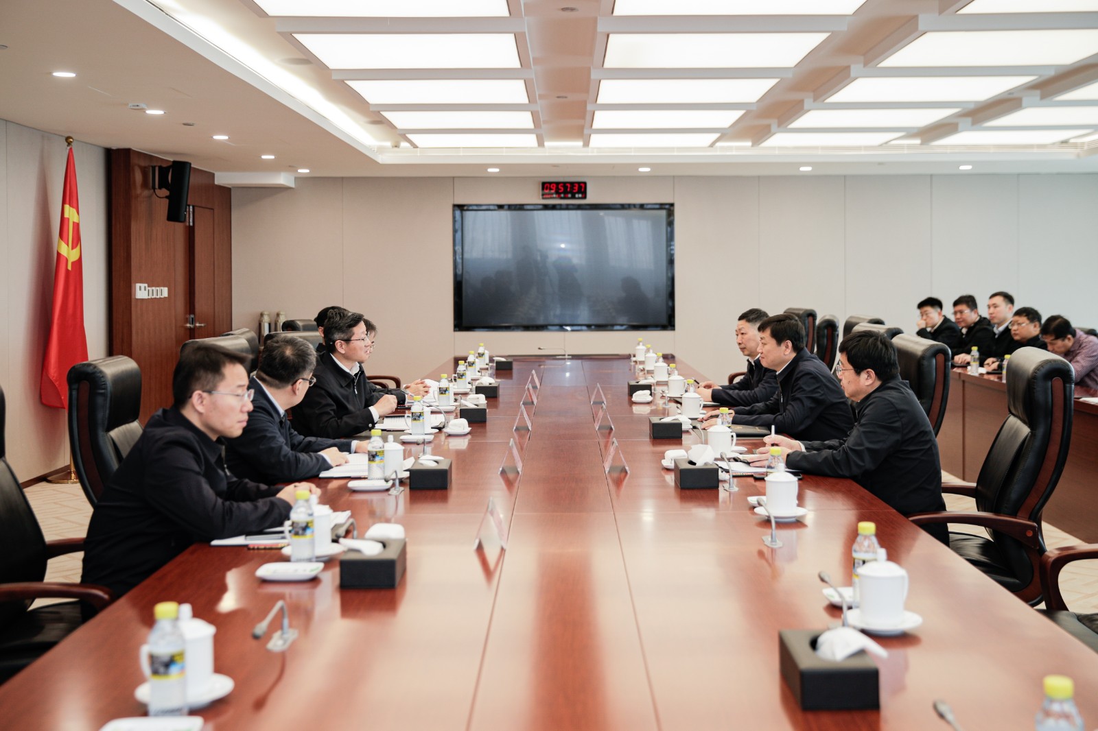 國家能源集團總經(jīng)理、黨組副書記余兵會見衡水市委副書記、市長董曉航