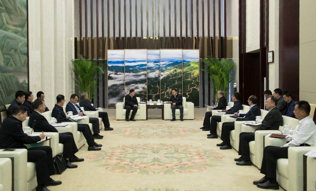 國(guó)家電投董事長(zhǎng)劉明勝、總經(jīng)理栗寶卿與國(guó)家電網(wǎng)公司董事長(zhǎng)、黨組書(shū)記張智剛會(huì)談