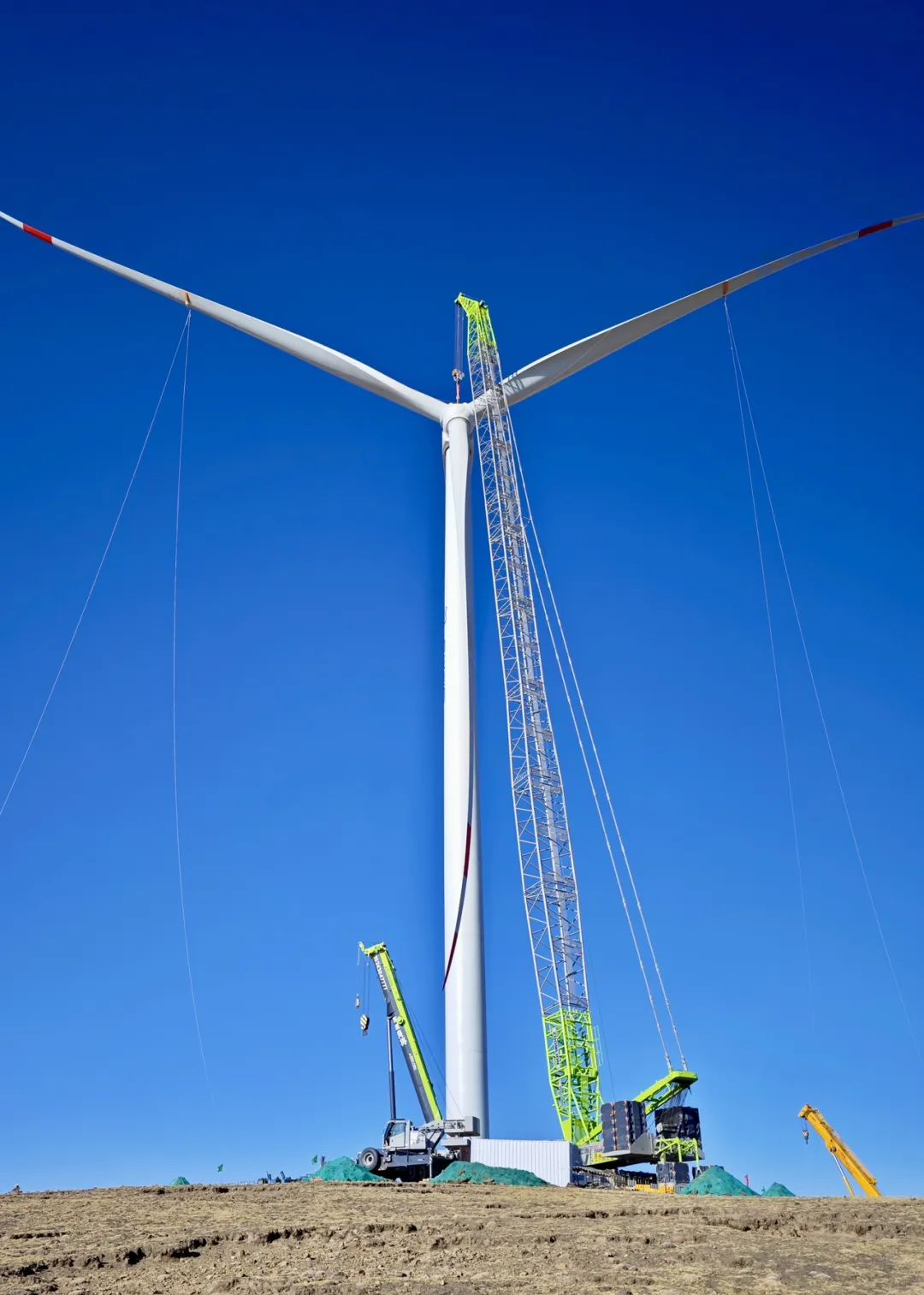全球最高海拔單體容量最大風(fēng)電項目首臺機(jī)組成功吊裝