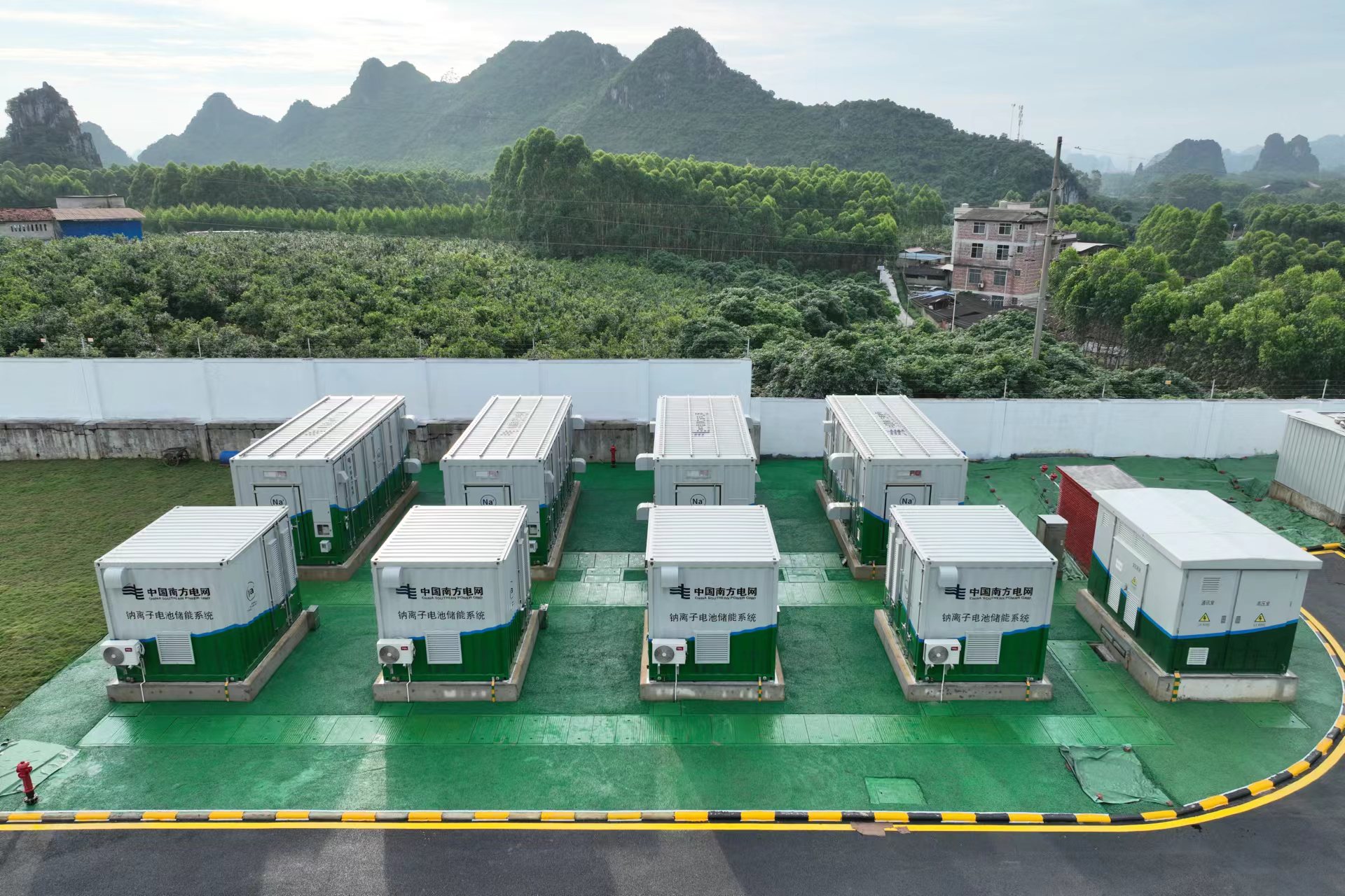南方電網(wǎng)公司投運(yùn)我國首個(gè)大容量鈉離子電池儲能電站
