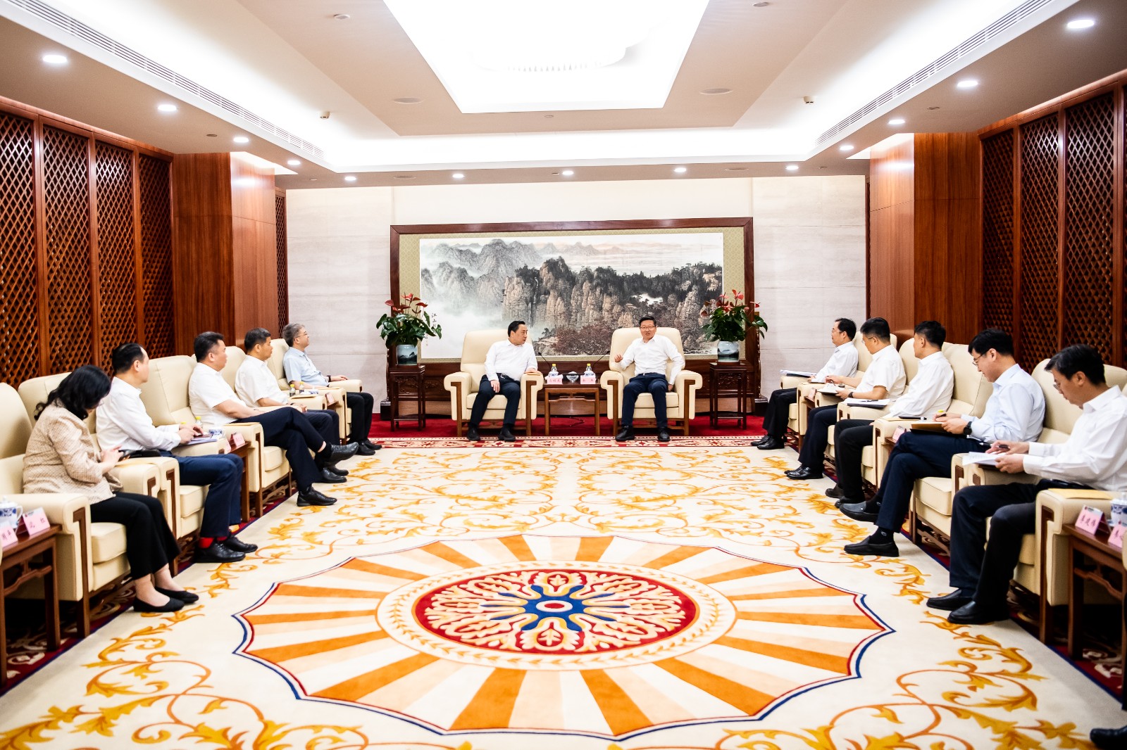 國家能源集團公司總經(jīng)理、黨組副書記余兵會見鎮(zhèn)江市委書記馬明龍一行