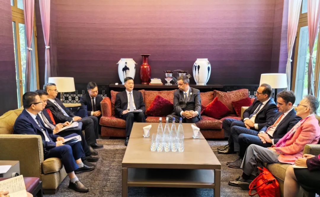 東方電氣集團(tuán)黨組書記、董事長俞培根與法國電力集團(tuán)董事長兼首席執(zhí)行官呂克·雷蒙會談