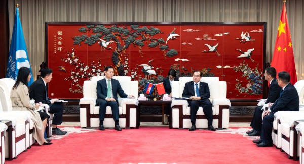 華電集團(tuán)董事長(zhǎng)、黨組書記江毅與柬埔寨礦能部部長(zhǎng)高·洛塔納會(huì)談