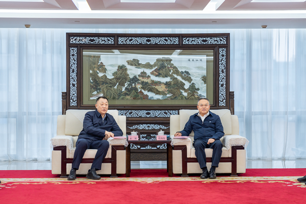 華電集團(tuán)黨組副書記、總經(jīng)理葉向東與遼寧省丹東市委書記宋誠會談