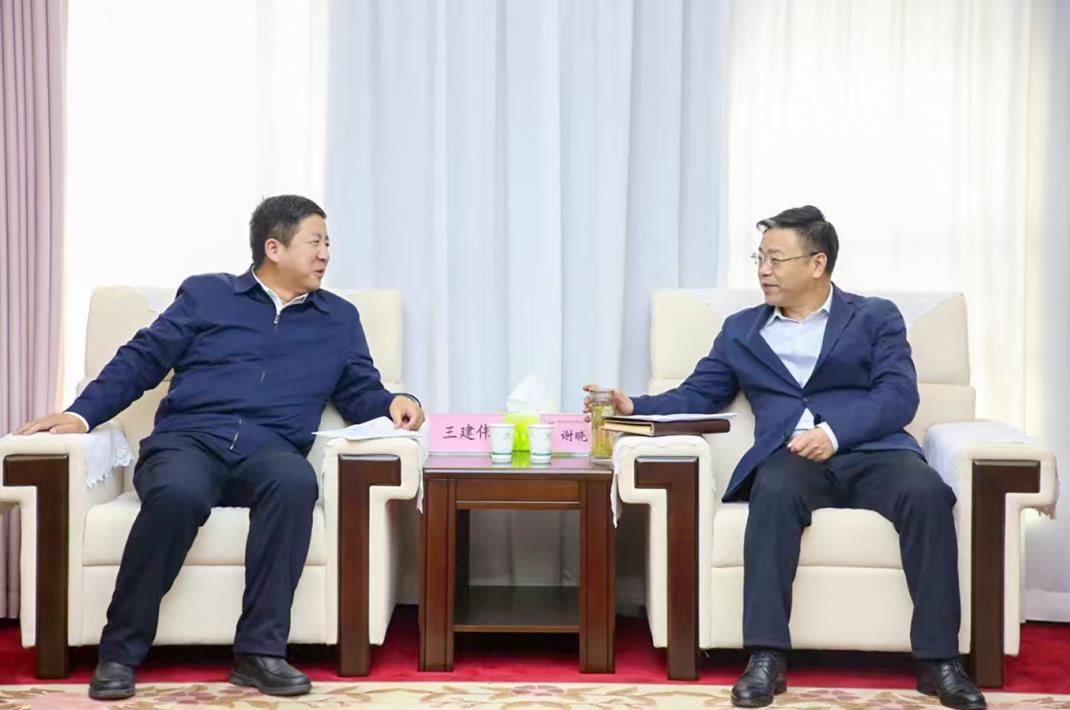 大唐甘肅公司黨委書記、董事長王建偉與甘肅能化集團黨委書記、董事長謝曉鋒會談