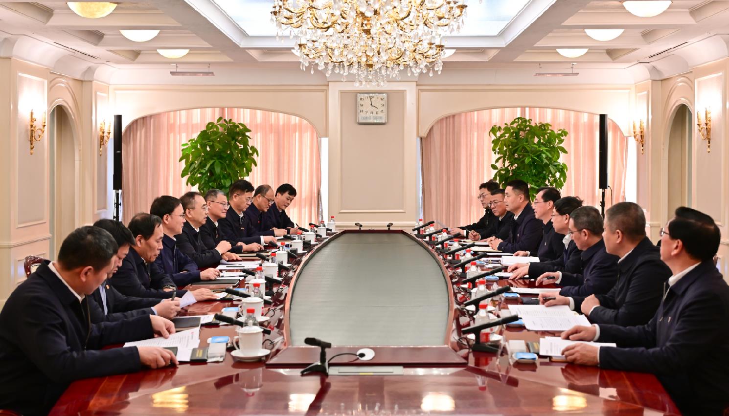 大唐集團(tuán)董事長鄒磊、總經(jīng)理張傳江與中國安能董事長陳奕輝、總經(jīng)理周慶豐會談
