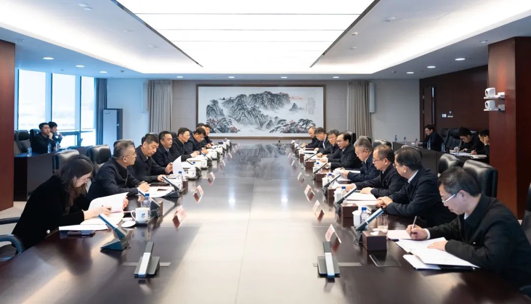 華電集團(tuán)董事長(zhǎng)江毅、總經(jīng)理葉向東與哈電集團(tuán)董事長(zhǎng)曹志安、總經(jīng)理黃偉舉行會(huì)談
